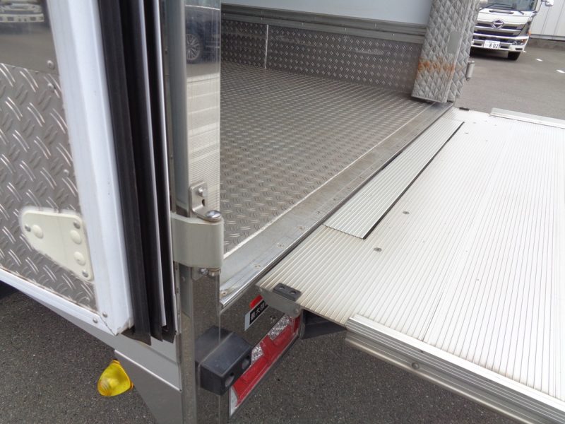 いすゞ 中型トラック 冷凍車格納PG付 画像