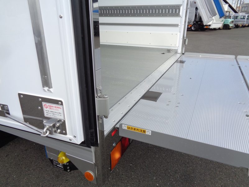 三菱 中型トラック 冷凍車ワイドエアサス格納PG付 画像