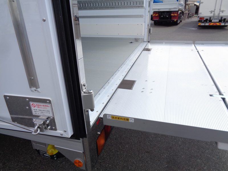 三菱 中型トラック 冷凍車ワイドエアサス格納PG付 画像