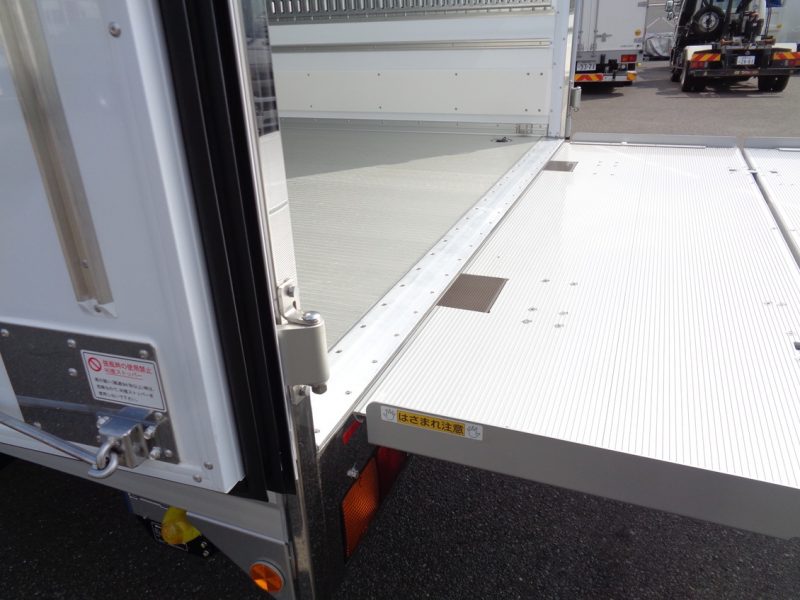 三菱 中型トラック 冷凍車ワイドエアサス格納PG付 画像