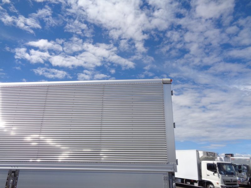 いすゞ 中型トラック ウィング(床鉄板) 画像