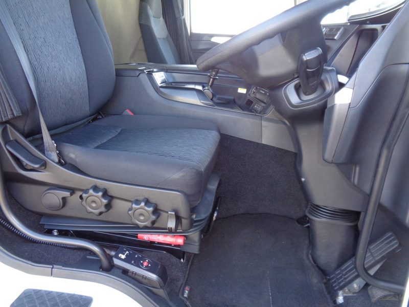 三菱 大型トラック ウィングエアサスハイルーフ 画像