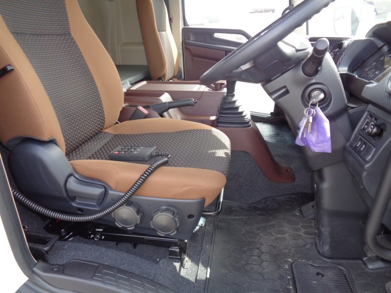 日野 中型トラック ウィングワイドエアサスハイルーフ 画像