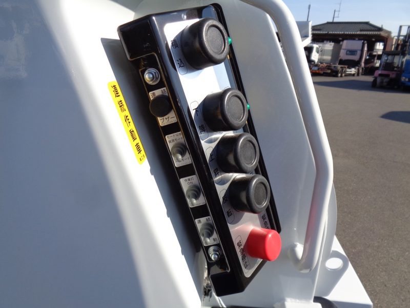 三菱 中型トラック 塵芥車(プレス式)8.7m3新明和 画像