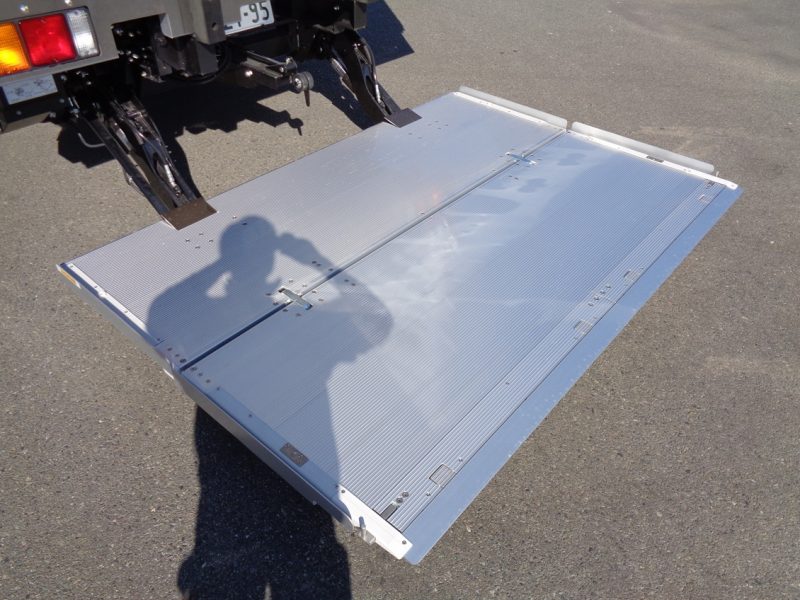 三菱 中型トラック 冷凍車ワイドエアサス格納PG付 画像