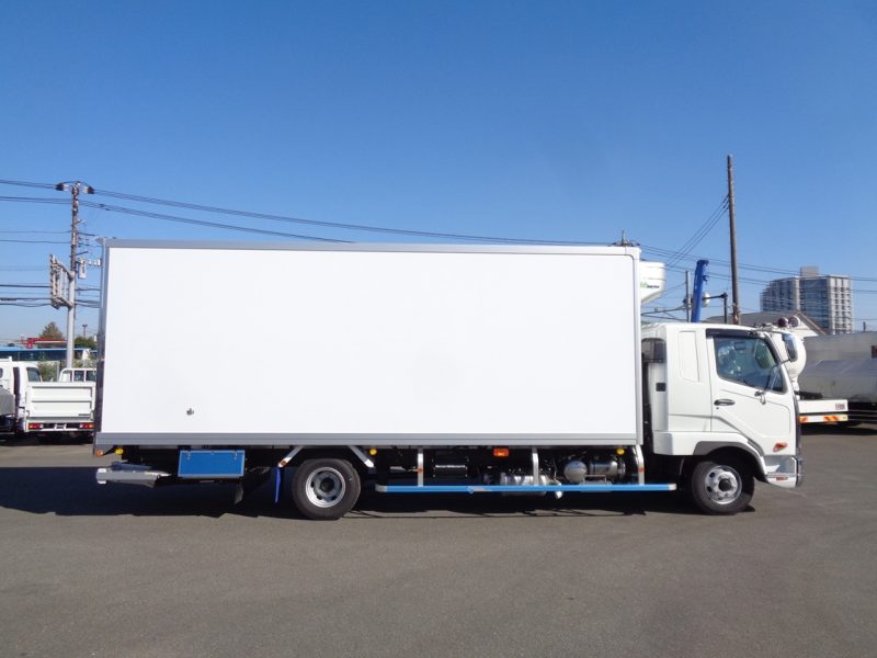 三菱 中型トラック 冷凍車ワイドエアサス格納PG付 画像