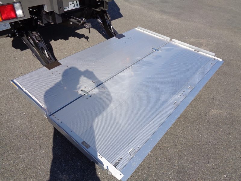 三菱 中型トラック 冷凍車ワイドエアサス格納PG付 画像