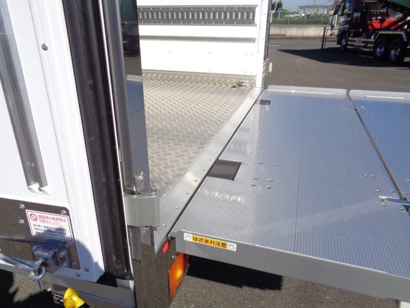 三菱 中型トラック 冷凍車ワイドエアサス格納PG付 画像