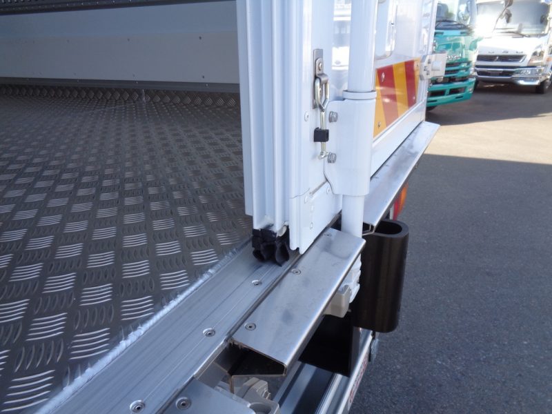 三菱 中型トラック 冷凍車ワイドエアサス格納PG付 画像