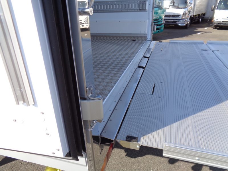 三菱 中型トラック 冷凍車ワイドエアサス格納PG付 画像